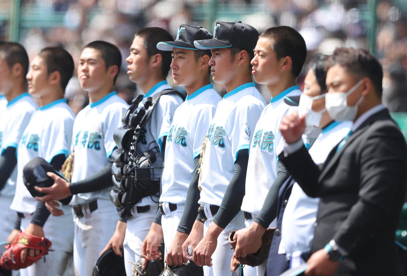山梨学院対木更津総合　タイブレークの末に敗れ悔しげな表情を見せる山梨学院・榎谷（手前から4人目＝）らナイン（撮影・垰建太）