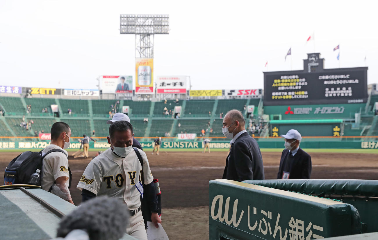 高知対東洋大姫路　高知に敗れ甲子園球場を後にする東洋大姫路・藤田監督（左）（撮影・垰建太）
