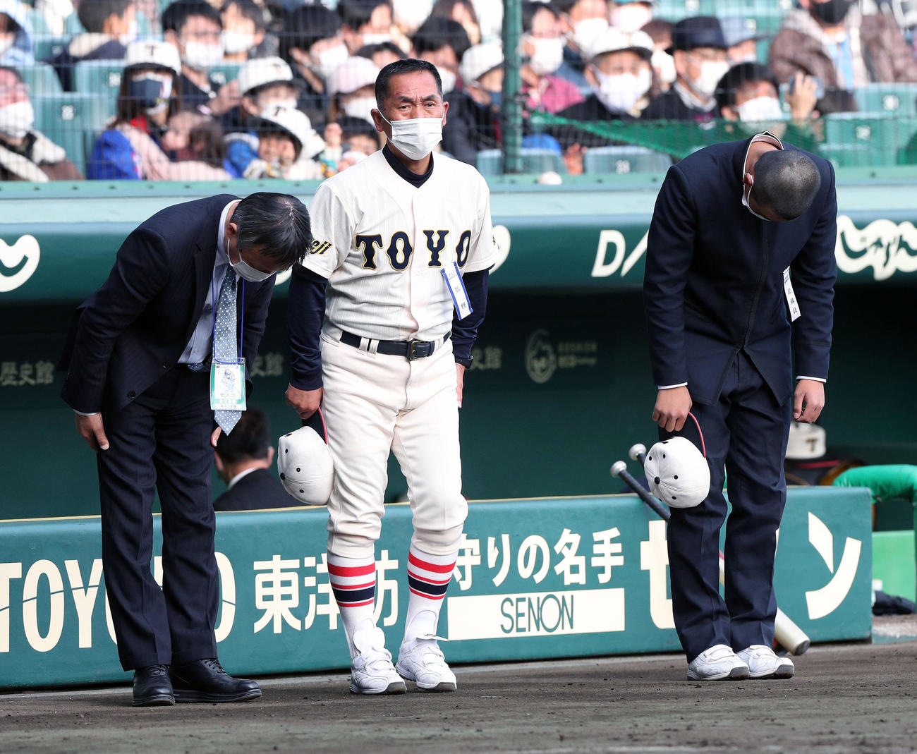 高知対東洋大姫路　試合後、高知ベンチに向かって頭を下げる東洋大姫路・藤田監督（中央）　（撮影・宇治久裕）
