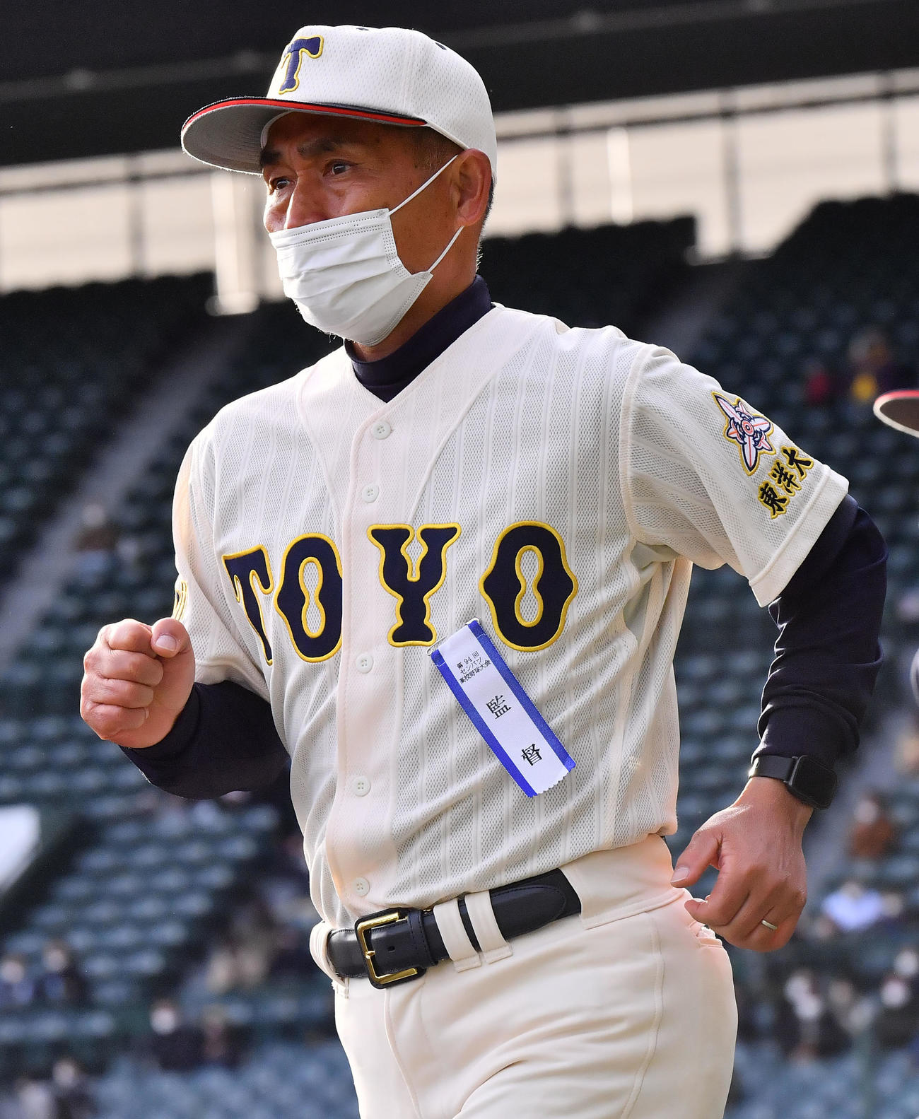 高知対東洋大姫路　高知に敗れゆっくりあいさつに向かう東洋大姫路・藤田監督（撮影・和賀正仁）