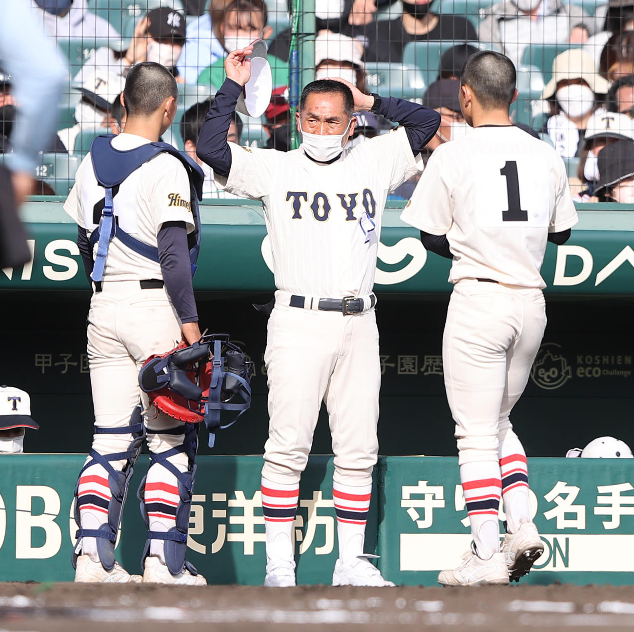 高知対東洋大姫路　イニング間にバッテリーに声をかける東洋大姫路・藤田監督（中央）（撮影・垰建太）