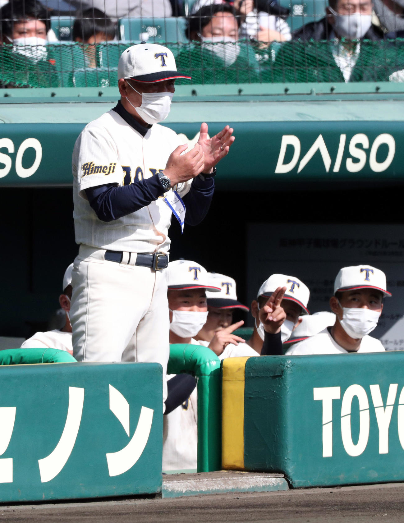 高知対東洋大姫路　ベンチから戦況を見守る東洋大姫路の藤田監督（撮影・宇治久裕）