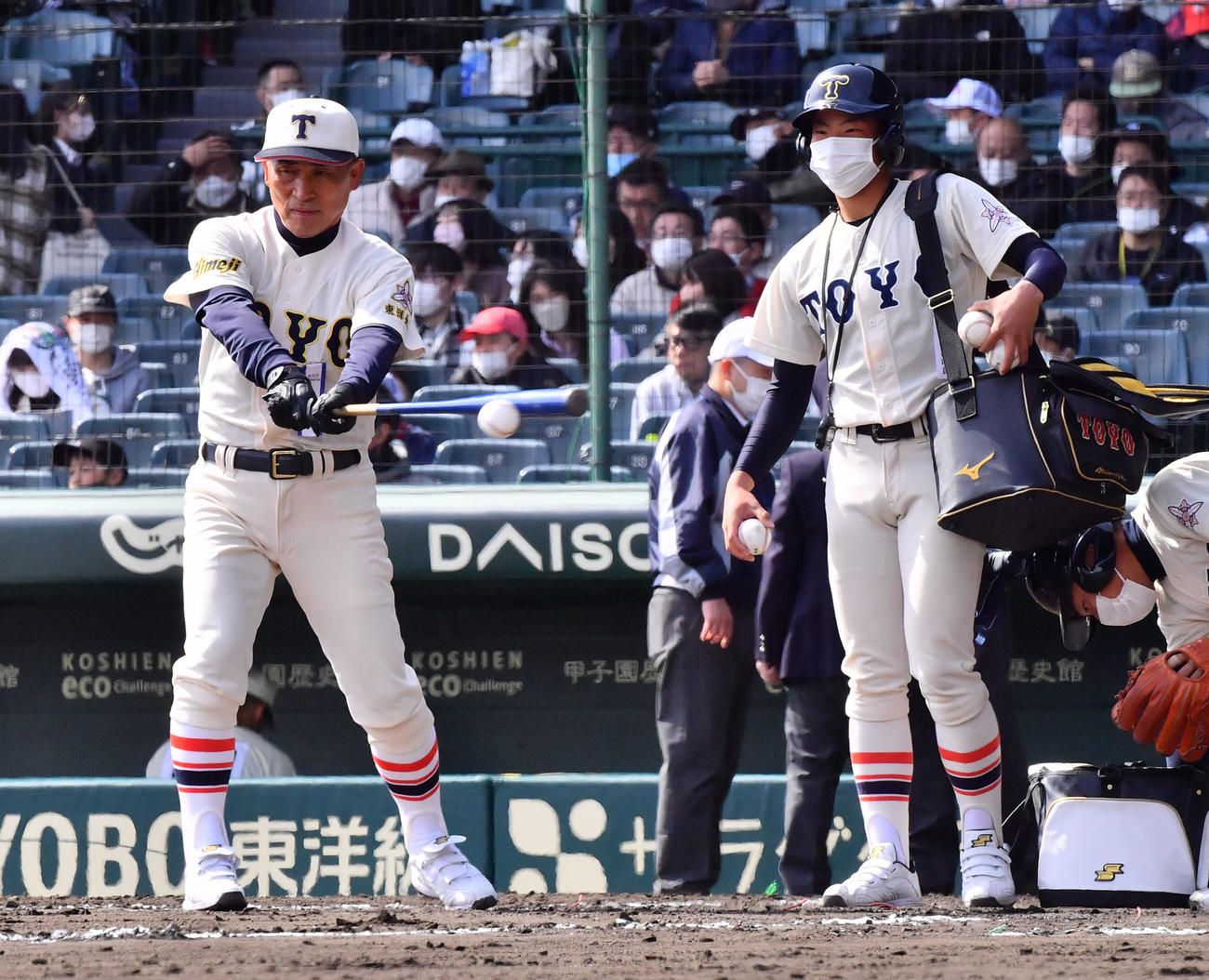 高知対東洋大姫路　試合前のノックをする藤田監督（撮影・和賀正仁）