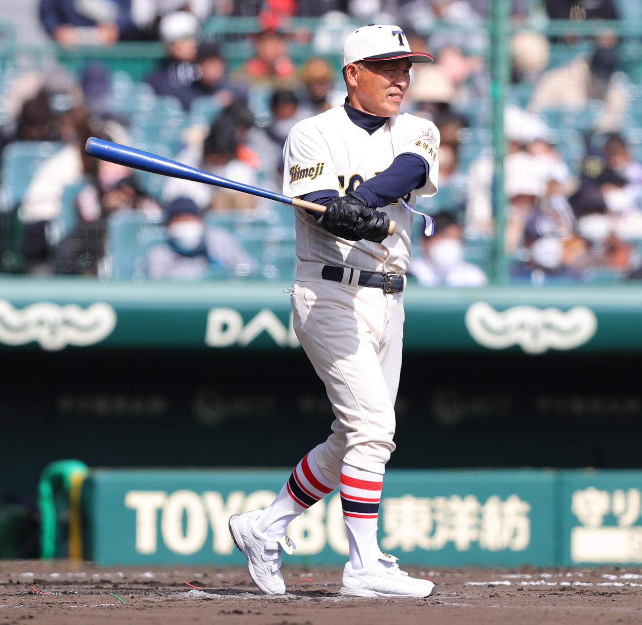高知対東洋大姫路　試合前ノックを行う東洋大姫路・藤田監督（撮影・垰建太）