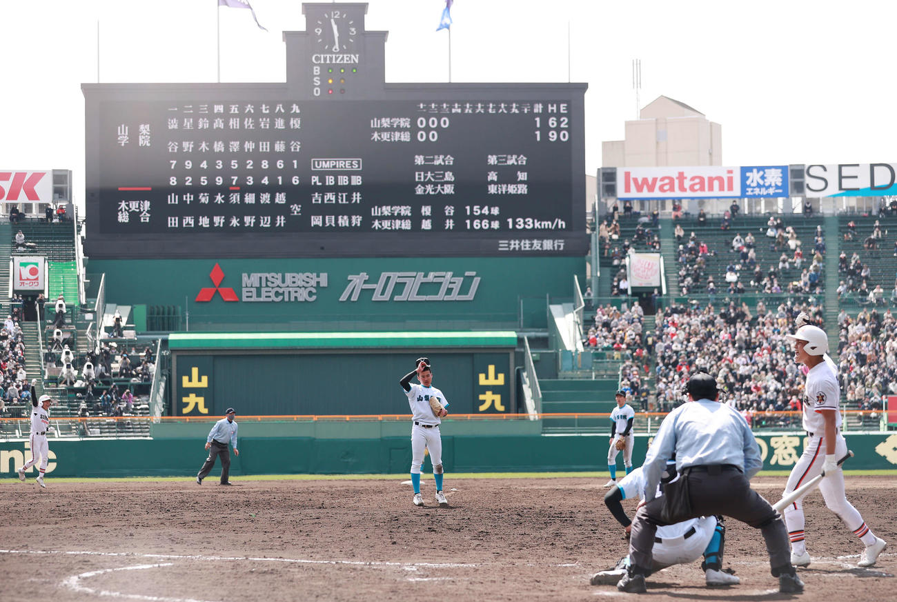 木更津総合対山梨学院　タイブレーク13回裏木更津総合1死満塁、須永にサヨナラとなる押し出し四球を与える榎谷（撮影・垰建太）