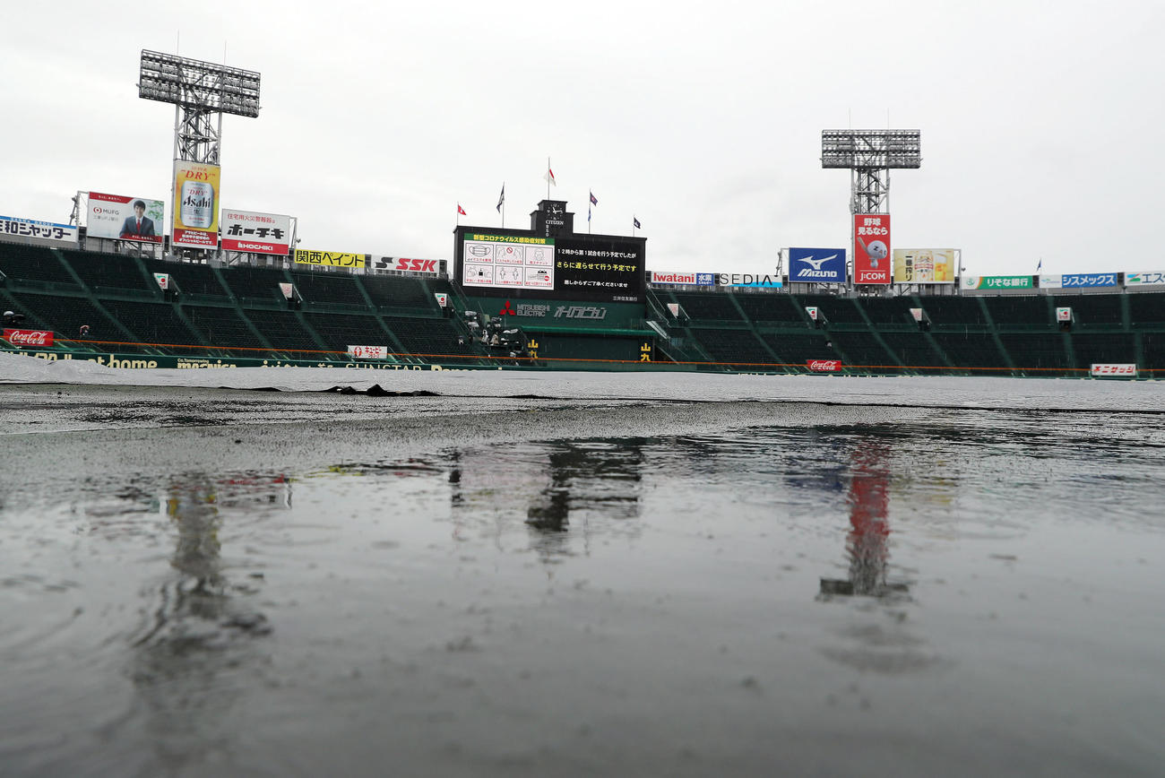 天候不良のため、試合開始をさらに遅らせる案内がされる甲子園球場（撮影・前田充）