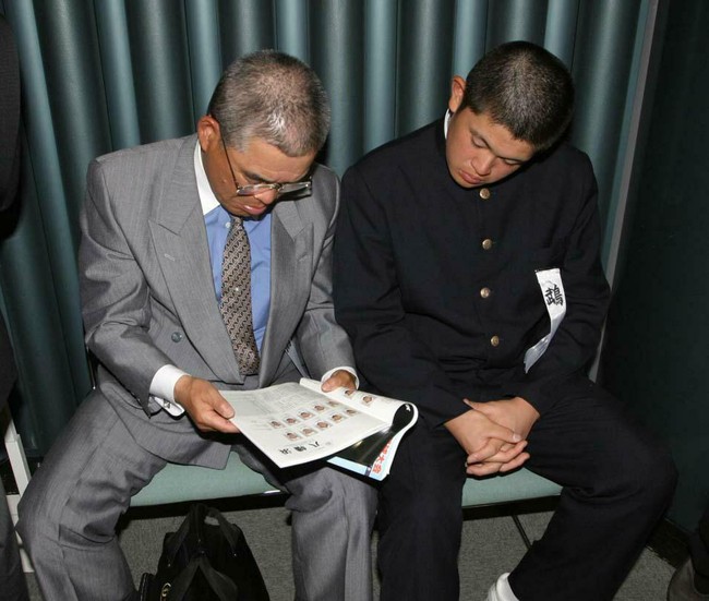 04年センバツの組み合わせ抽選に臨んだ鵡川主将時代の亀田直紀部長と、当時の鵡川・佐藤監督（左）