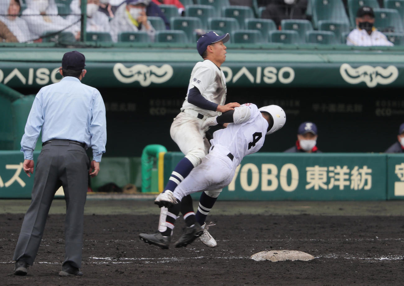 有田工対国学院久我山　7回表有田工1死一、二塁、山口（右）の送りバントで一塁ベースカバーに入った二塁手上田と衝突する（撮影・上山淳一）