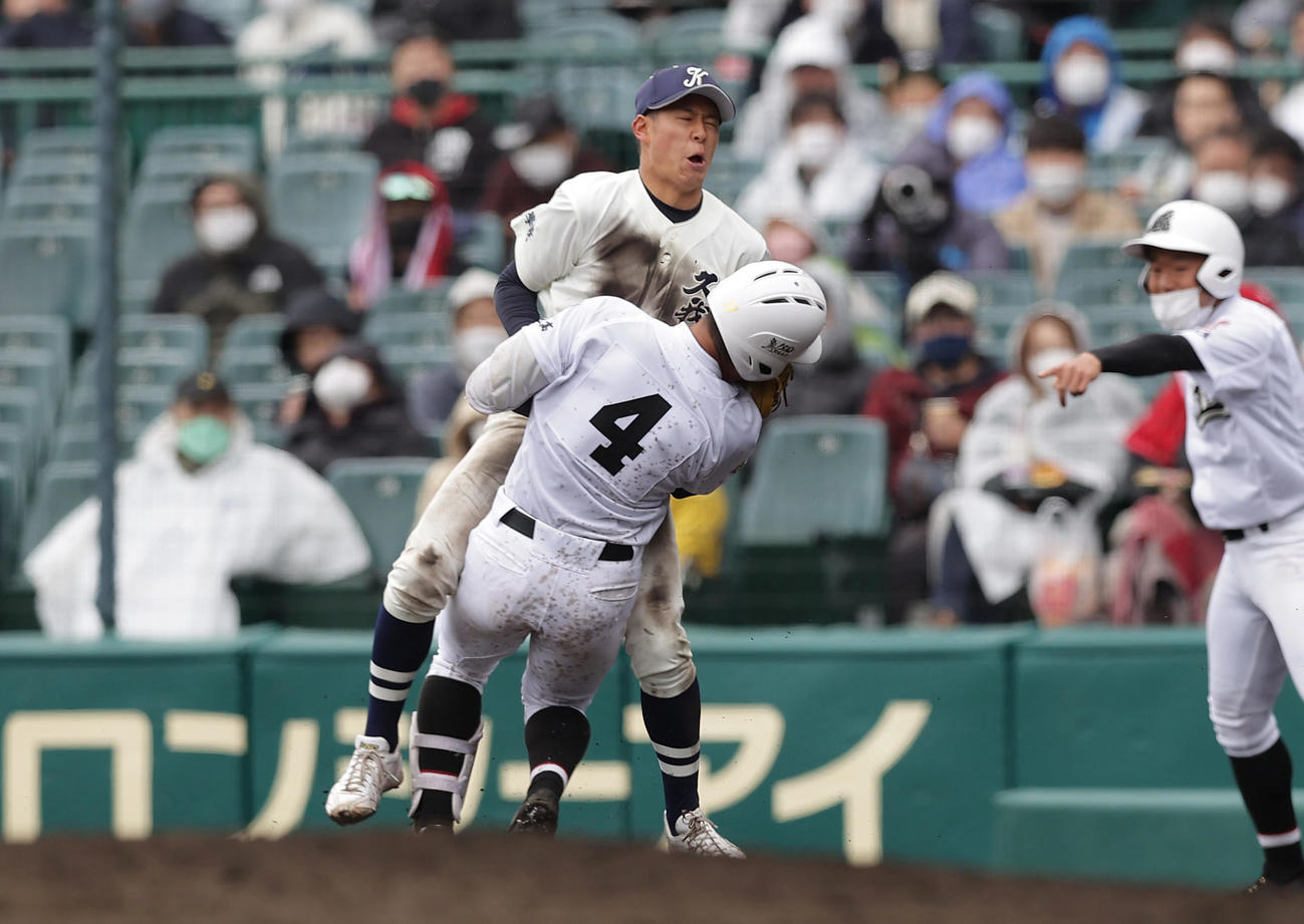 有田工対国学院久我山　7回表有田工1死一、二塁、バントのベースカバーに入り、一塁上で山口洸（手前）と激突する上田（撮影・前田充）
