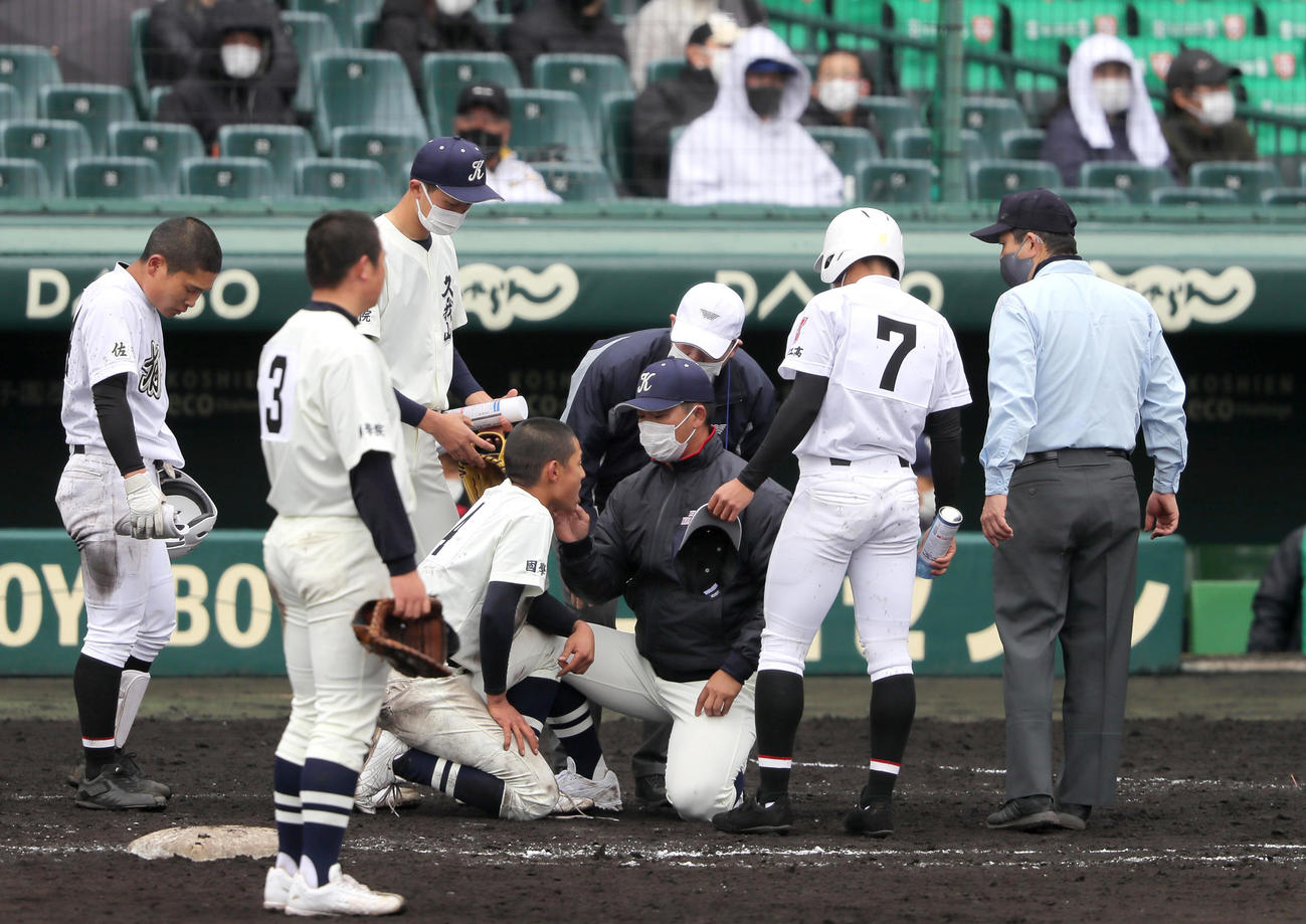 有田工対国学院久我山　7回表有田工1死一、二塁、山口（左）の送りバントで一塁ベースカバーに入った二塁手上田（左から3人目）と衝突し、心配そうに状態を確認する国学院久我山尾崎監督（右から3人目）（撮影・上山淳一）