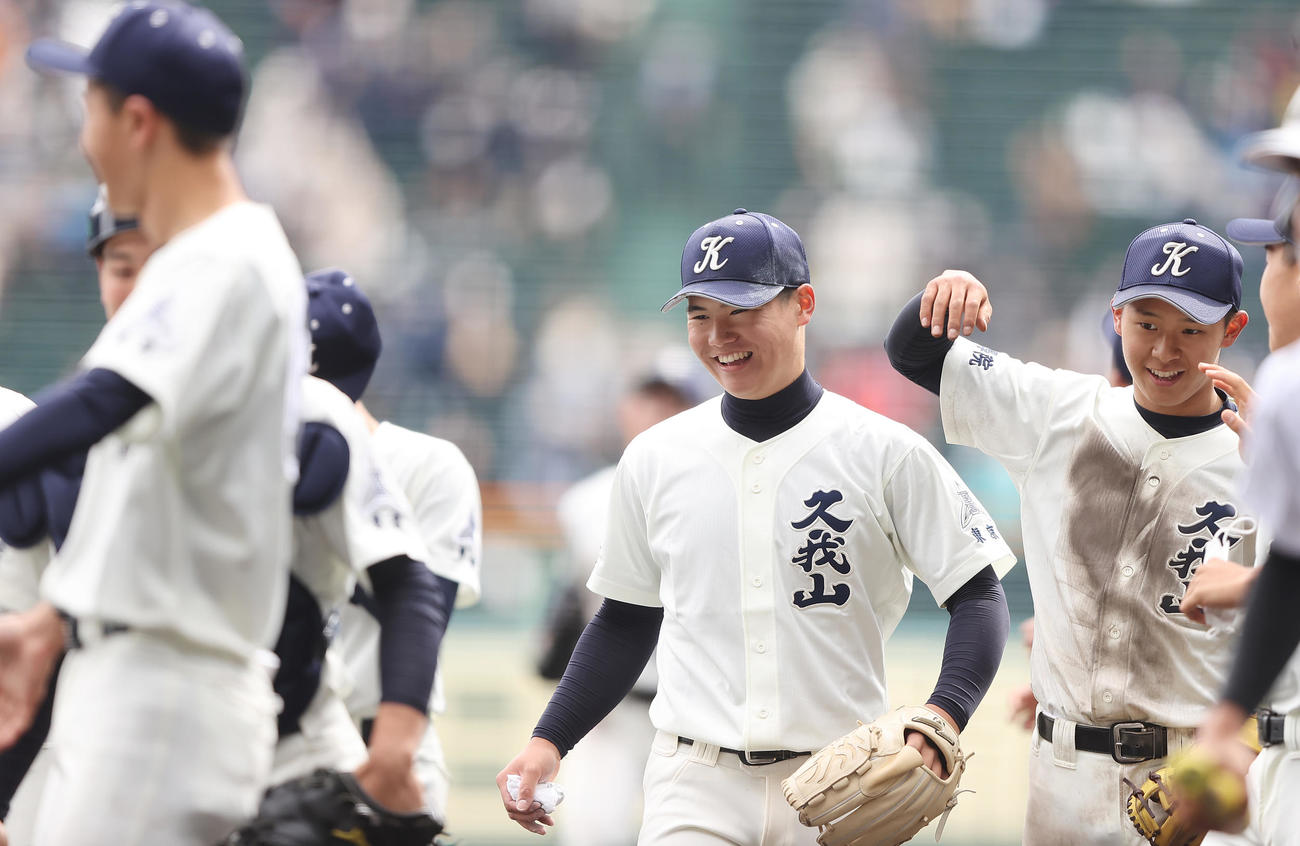 有田工対国学院久我山　完投で勝利した国学院久我山先発の成田（中央）はナインと笑顔を見せる（撮影・垰建太）