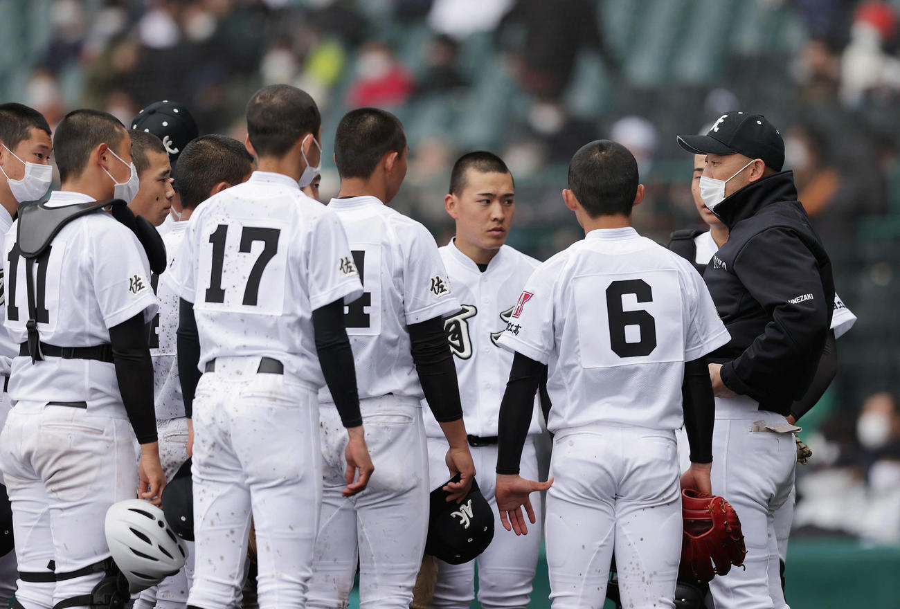 有田工対国学院久我山　3回裏の守備を終えたナインに話す有田工・梅崎監督（右端）（撮影・前田充）