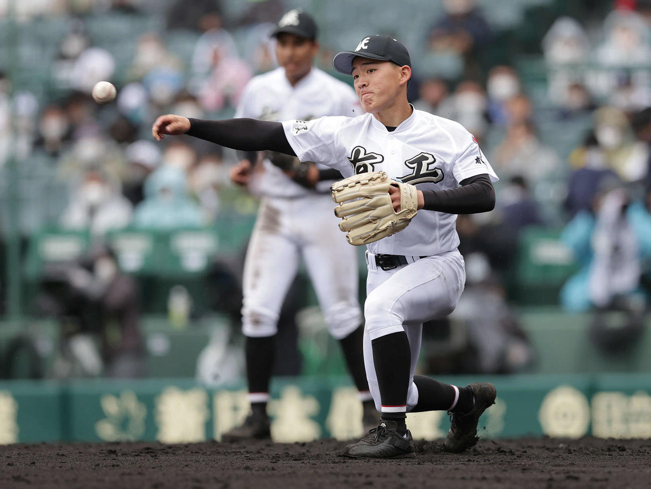 有田工対国学院久我山　4回裏国学院久我山無死二塁、萩野のバントの打球をさばき、素早く三塁へ送球する塚本（撮影・前田充）
