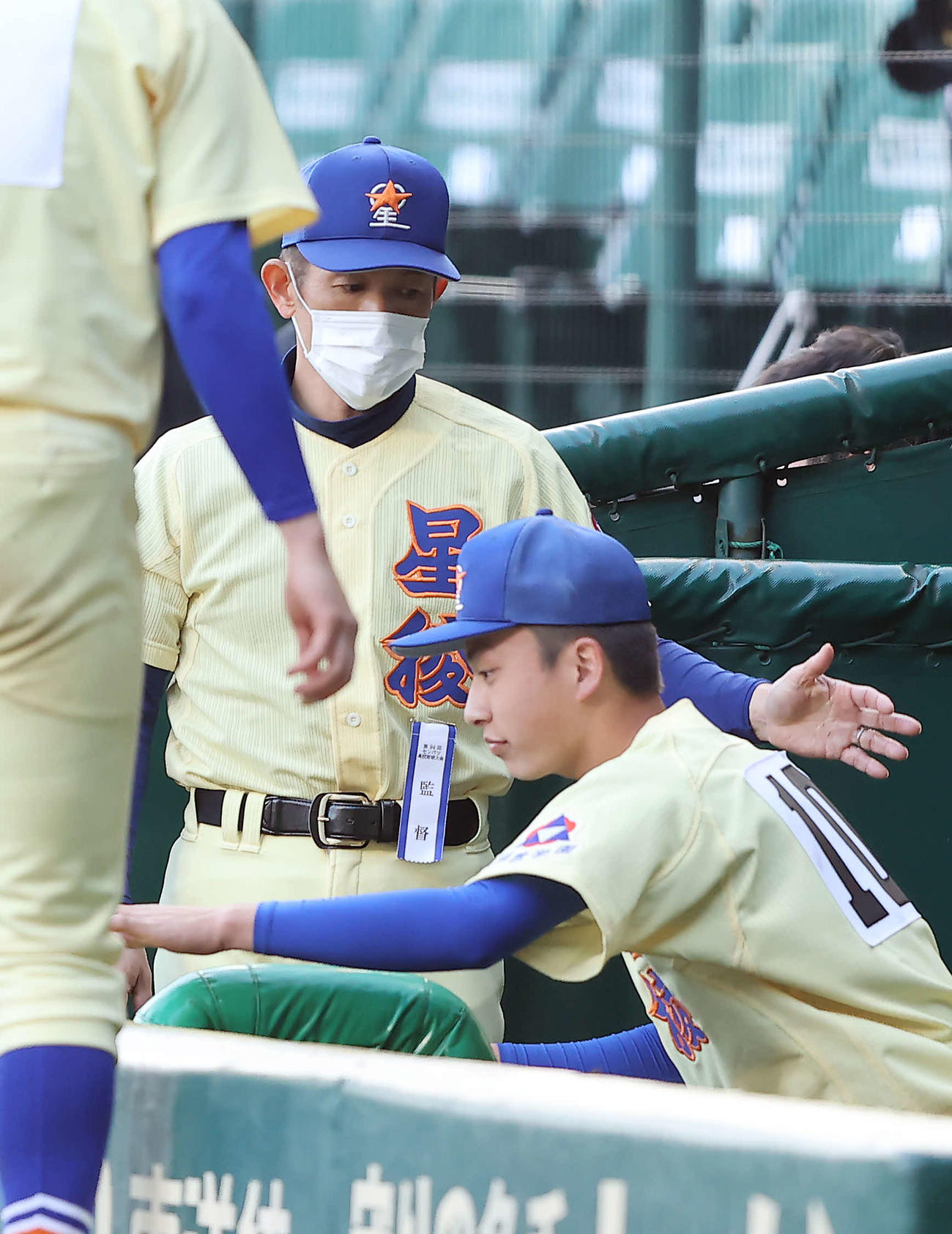 星稜対天理　11回裏の攻撃前、治療を受けマウンドへと飛び出す星稜・武内（右）の背中をたたき送り出す林監督（撮影・垰建太）