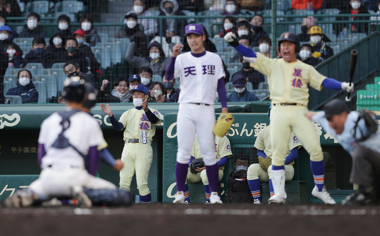 星稜対天理　11回表星稜2死一、三塁、失策と一塁の悪送球の間に2点を勝ち越し、ベンチで拍手する林監督（後方左）。手前中央は悔しそうな表情を見せる南沢（撮影・前田充）
