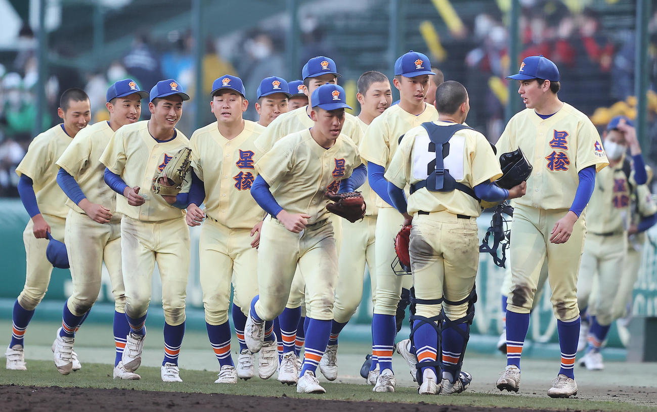 星稜対天理　天理に勝利し笑顔を見せる武内（右から3人目）、マーガード（同端）らナイン（撮影・垰建太）