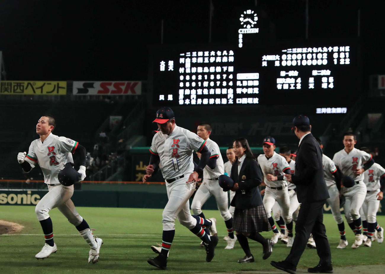 大垣日大対只見　試合を終え引き揚げる只見・長谷川監督（中央）と選手たち（撮影・垰建太）
