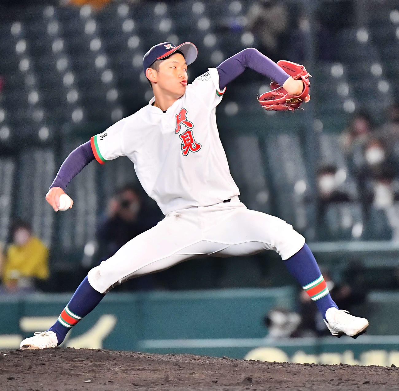 大垣日大対只見　8回からマウンドに上がる只見・大竹（撮影・和賀正仁）