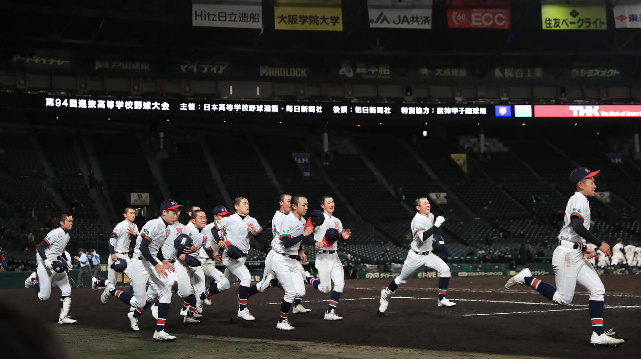 大垣日大対只見　試合に敗れるも笑顔で駆け出す只見ナイン（撮影・垰建太）