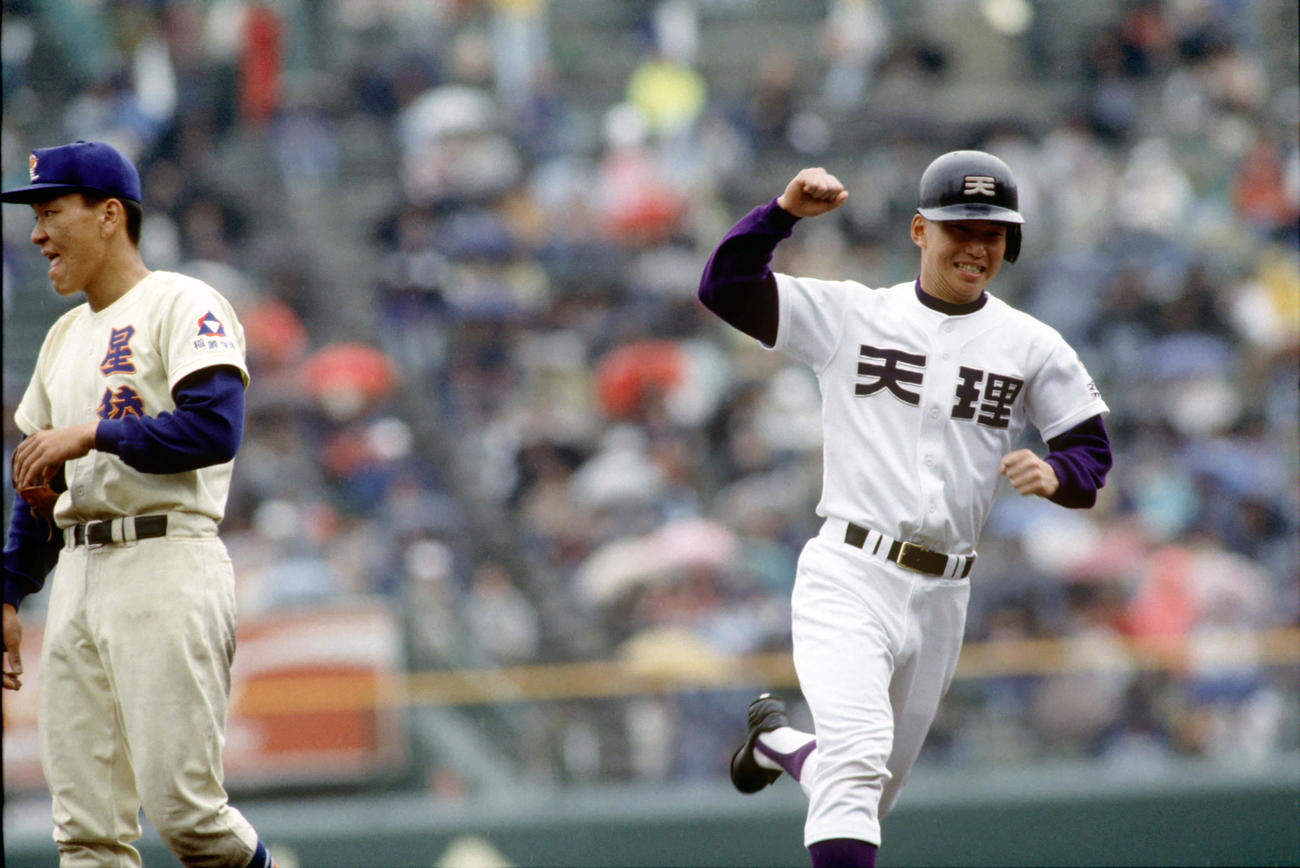 92年4月、センバツ準々決勝・天理戦の8回、左越え3点本塁打を放ちガッツポーズの山本（右）を背に立ちつくす星稜・松井