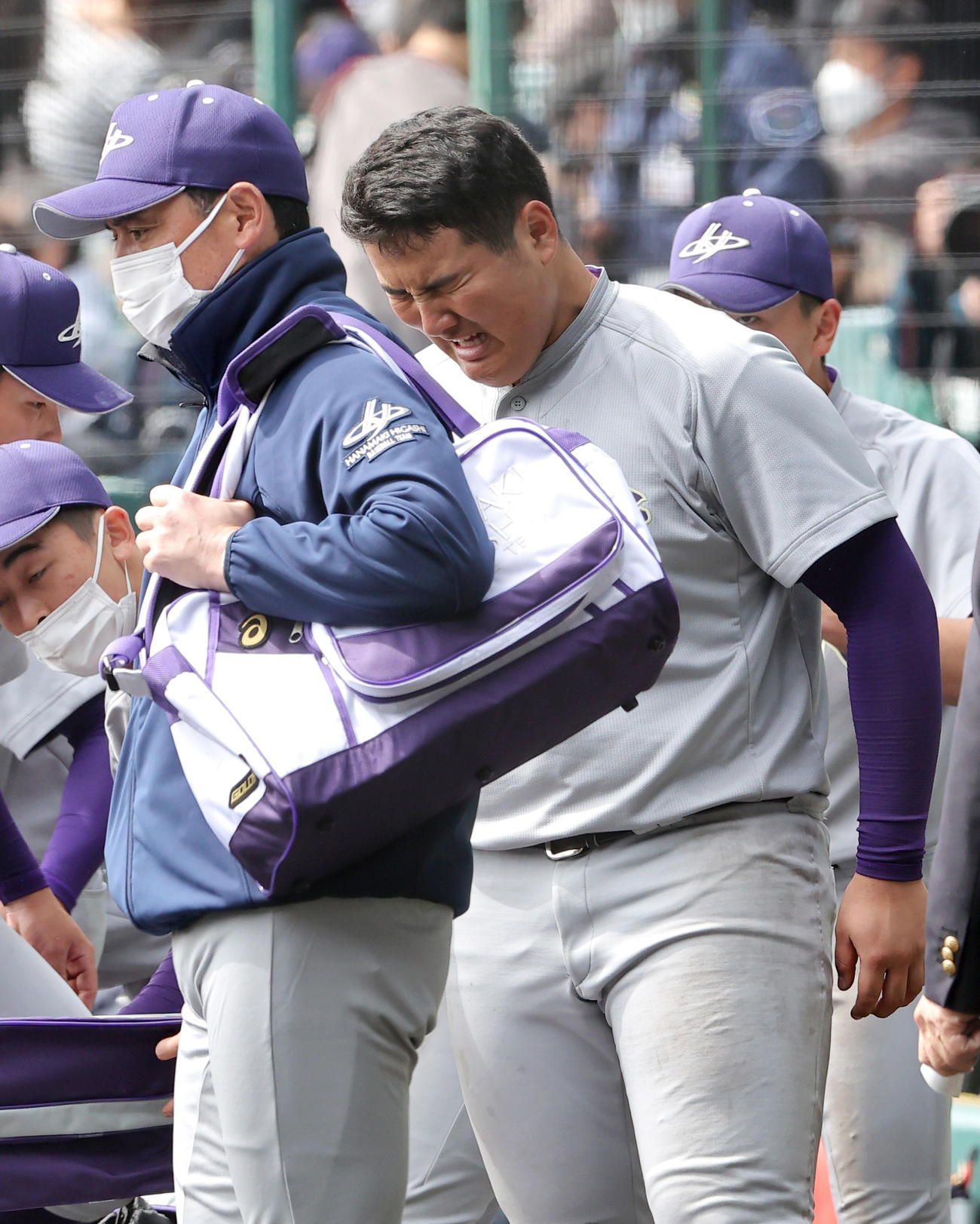 花巻東対市和歌山　市和歌山に敗れ悔しがる花巻東佐々木麟太郎（右）。左は佐々木洋監督（撮影・上山淳一）