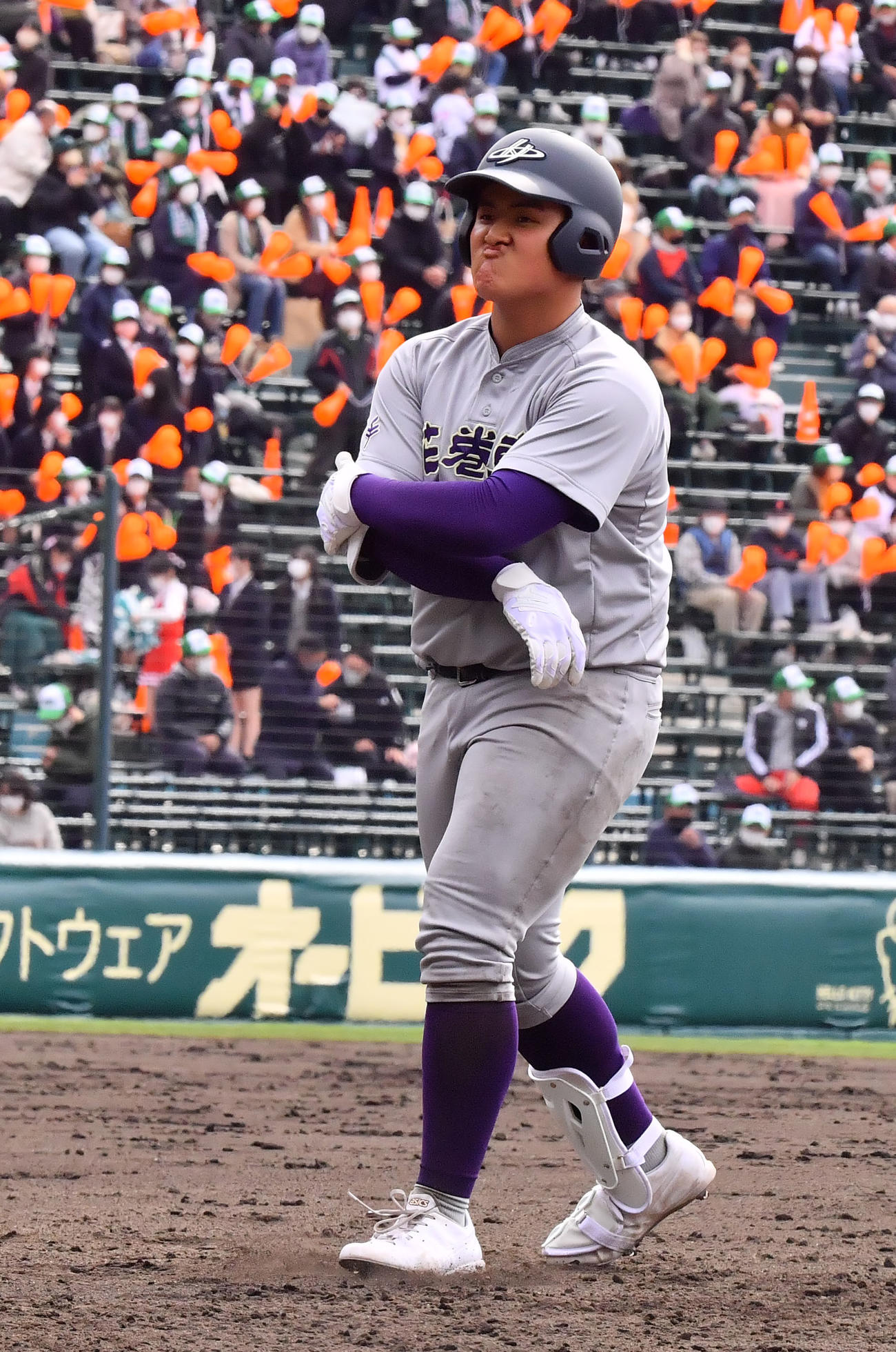 花巻東対市和歌山　5回表花巻東2死、三飛に倒れる佐々木（撮影・和賀正仁）