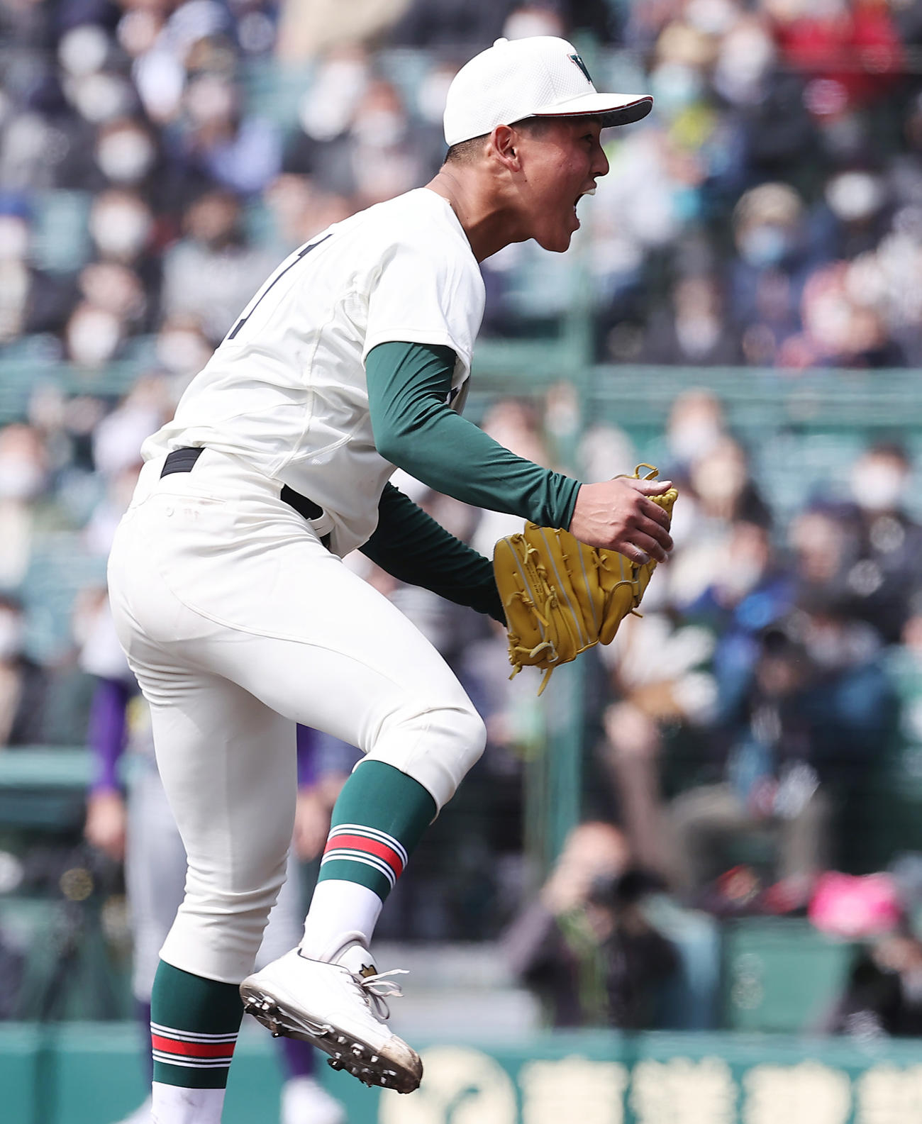 花巻東対市和歌山　9回表花巻東2死一、三塁、小沢を左邪飛に仕留め勝利し雄たけびを上げる米田（撮影・垰建太）