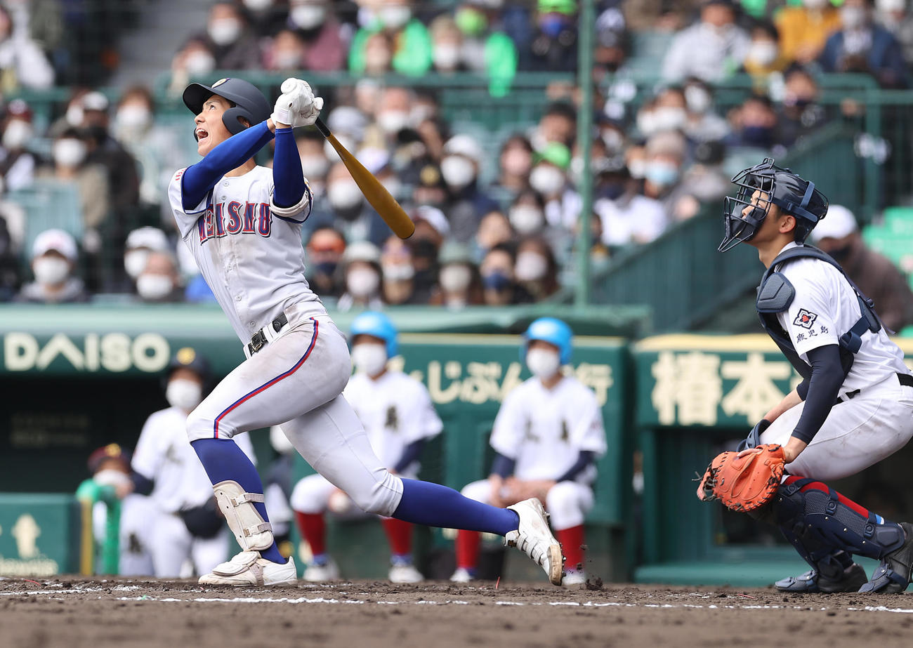 大島対明秀学園日立　3回裏明秀学園日立2死一塁、適時二塁打を放つ小久保（撮影・垰建太）