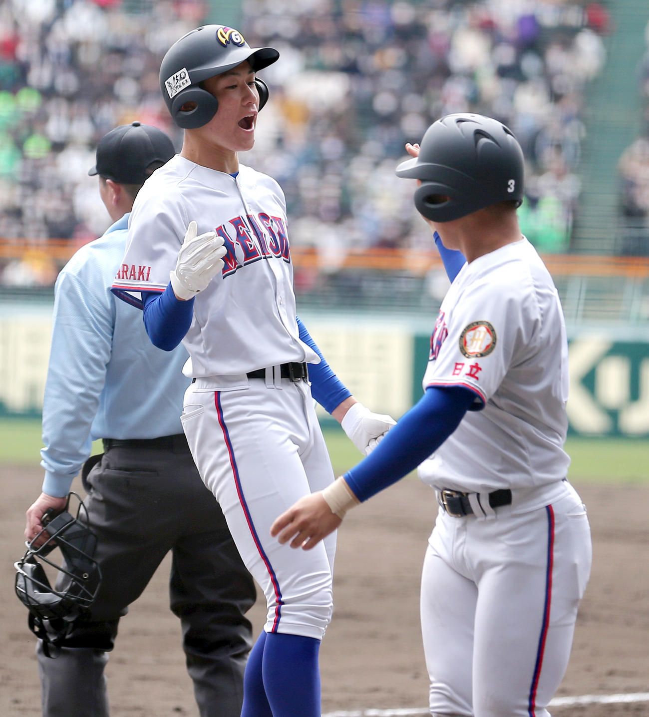 大島対明秀学園日立　4回裏明秀学園日立2死一、三塁、一走猪俣（左）は佐藤の右2点適時打で生還し喜ぶ（撮影・上山淳一）