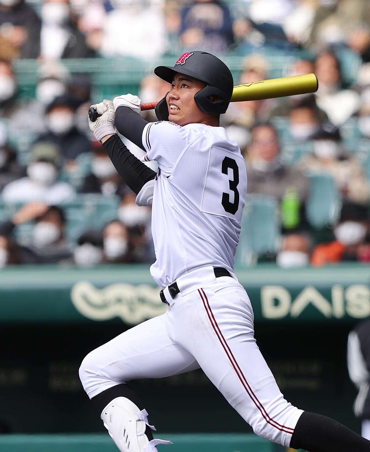 敦賀気比対広陵　5回裏広陵無死一、三塁、左犠飛を放つ真鍋（2022年3月20日撮影）