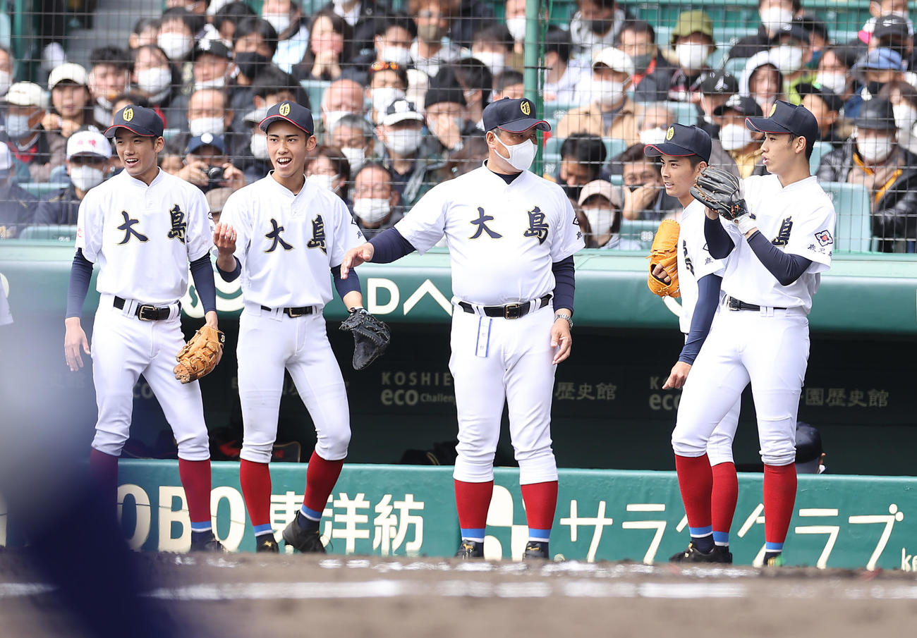 大島対明秀学園日立　1回裏の登板を終えた大島先発の大野（右）に声をかける塗木監督（中央）（撮影・垰建太）