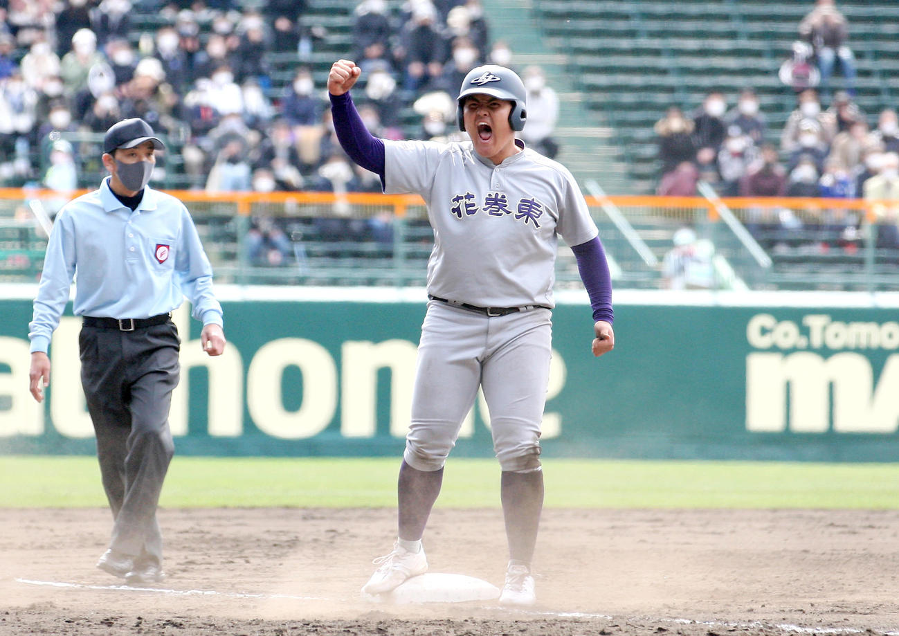 花巻東対市和歌山　9回表花巻東2死一、二塁、田代の中前打で三塁に進塁し雄たけびを揚げる佐々木（撮影・上山淳一）