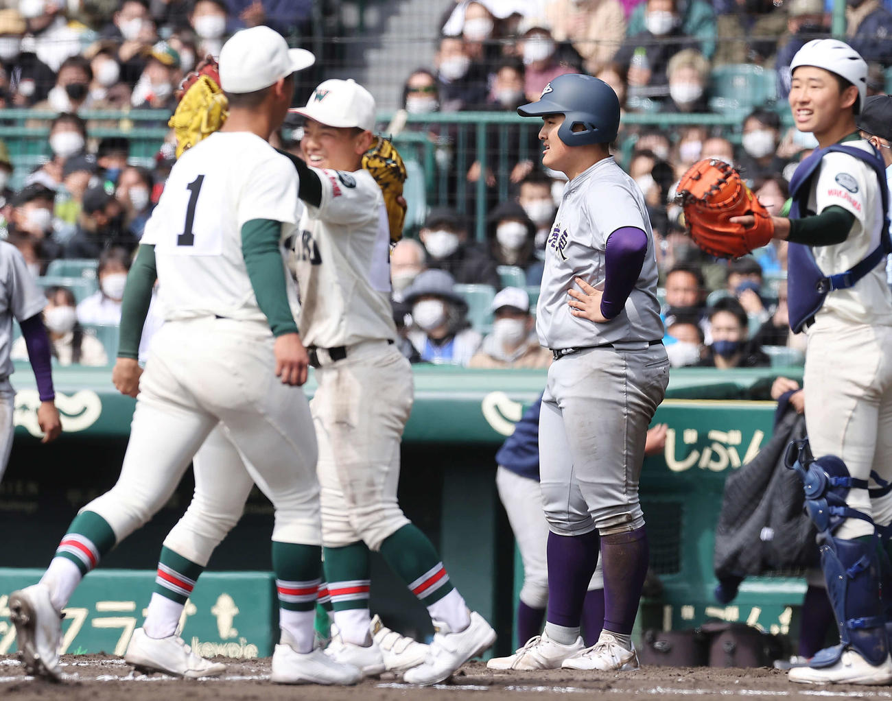花巻東対市和歌山　勝って喜び合う市和歌山ナインの横でぼうぜんと立ちつくす花巻東・佐々木麟（右から2人目）（撮影・垰建太）