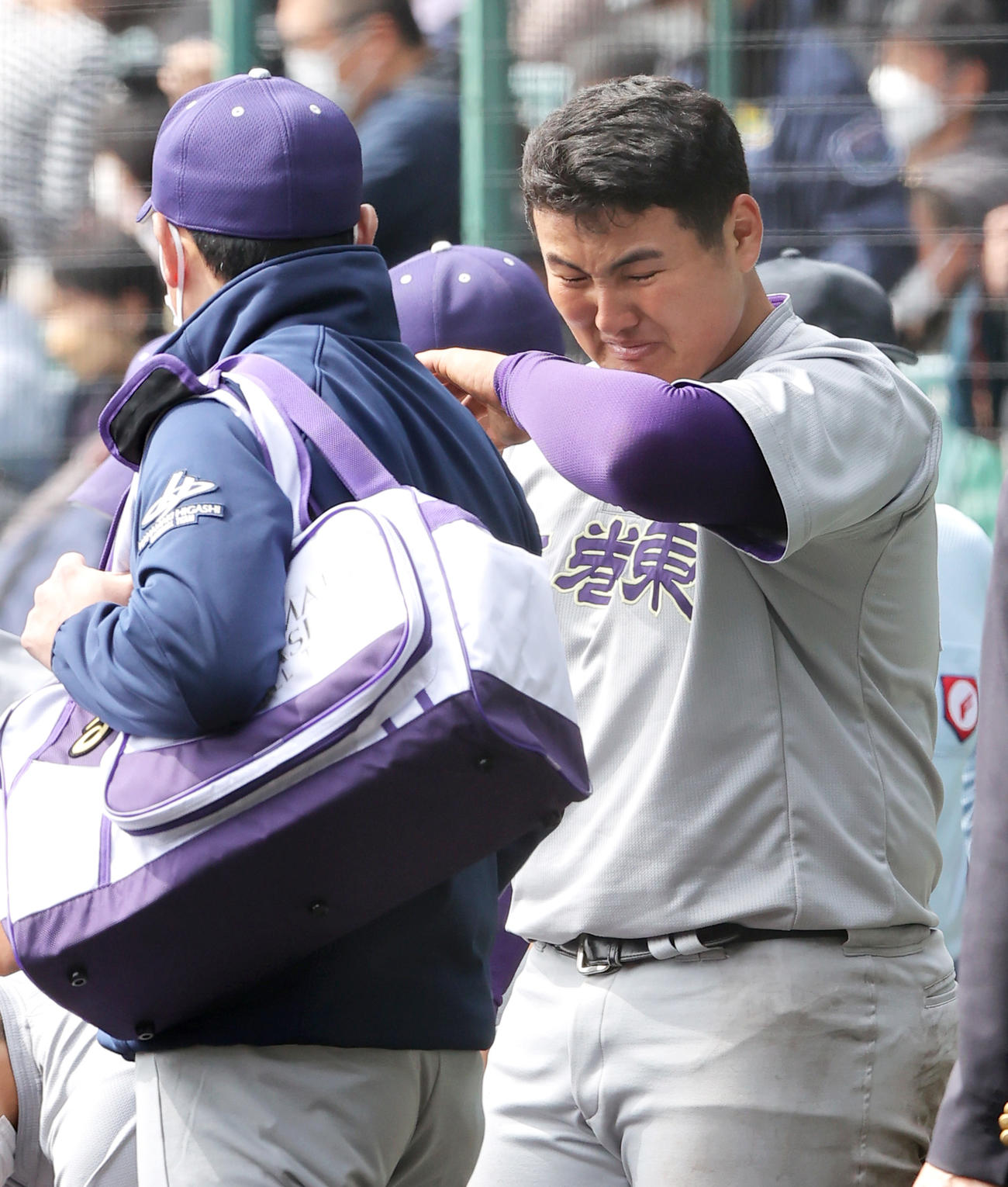 花巻東対市和歌山　市和歌山に敗れ悔しがる花巻東佐々木（右）。左は佐々木監督（撮影・上山淳一）