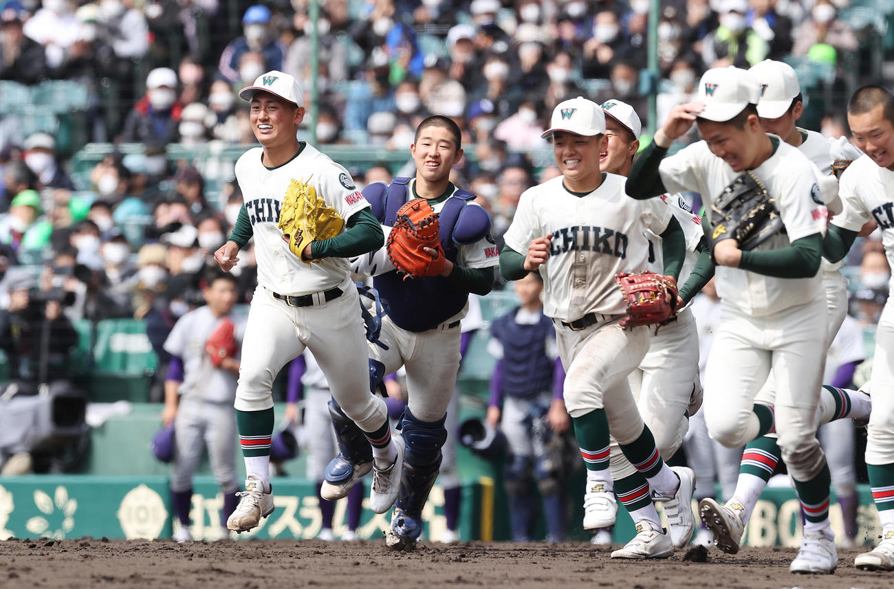 花巻東対市和歌山　花巻東に勝利し笑顔で駆け出す米田（左）ら市和歌山ナイン（撮影・垰建太）