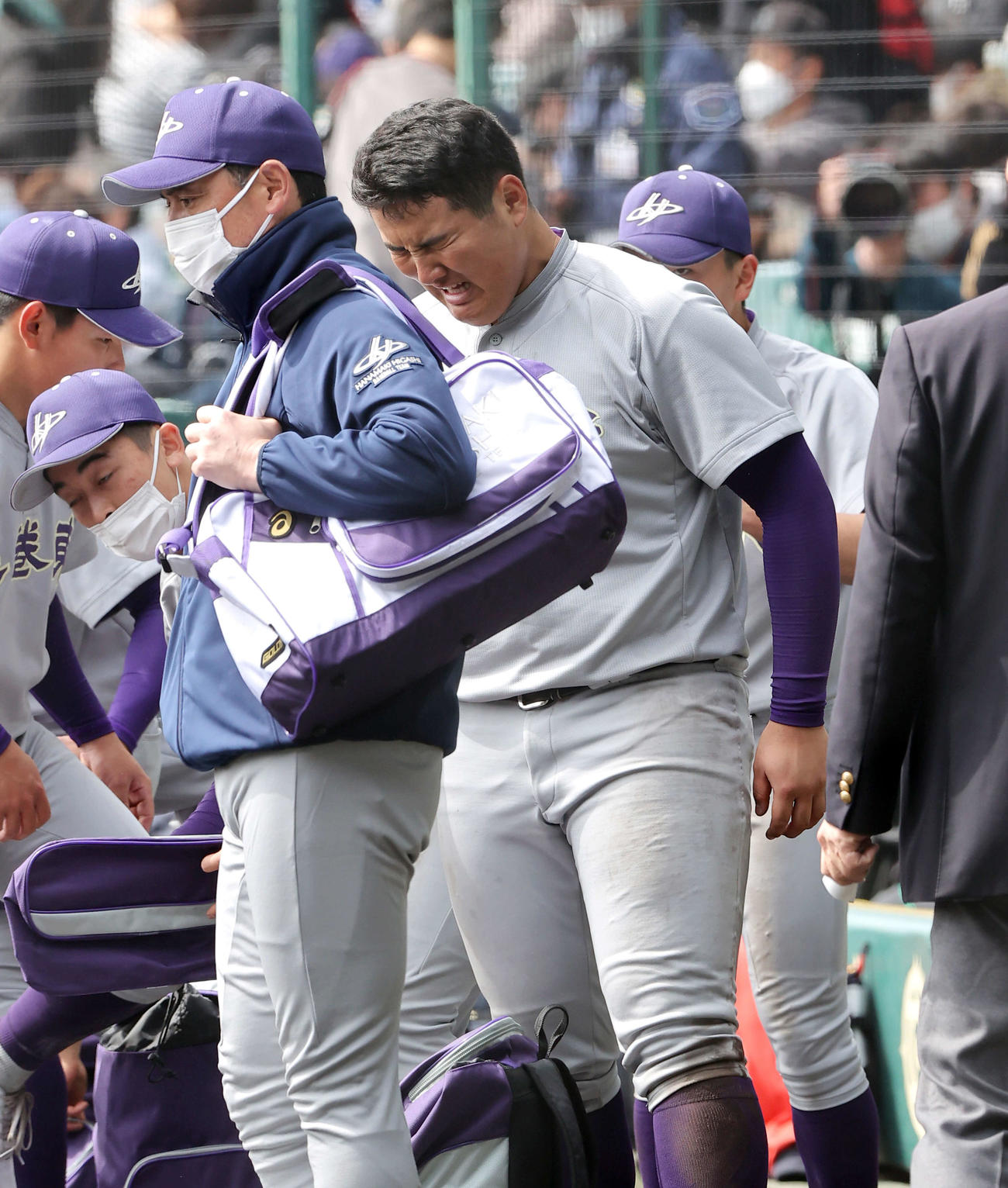 花巻東対市和歌山　市和歌山に敗れ悔しがる花巻東・佐々木麟（右）。左は佐々木監督（撮影・上山淳一）