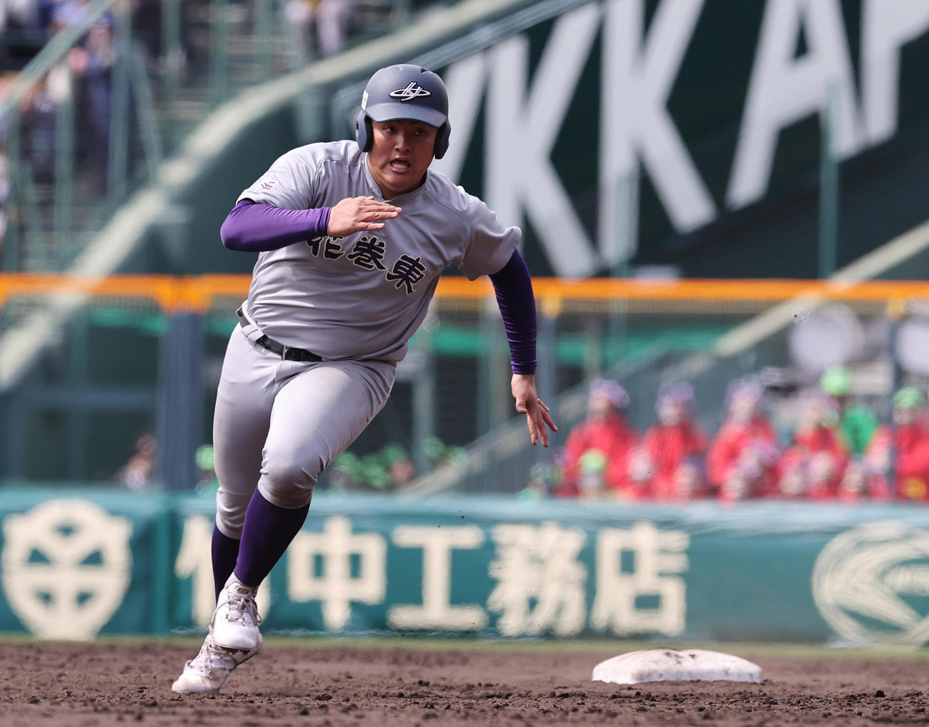 花巻東対市和歌山　9回表花巻東2死一、二塁、田代の適時打で二塁を蹴り三塁へダッシュする佐々木麟（撮影・垰建太）