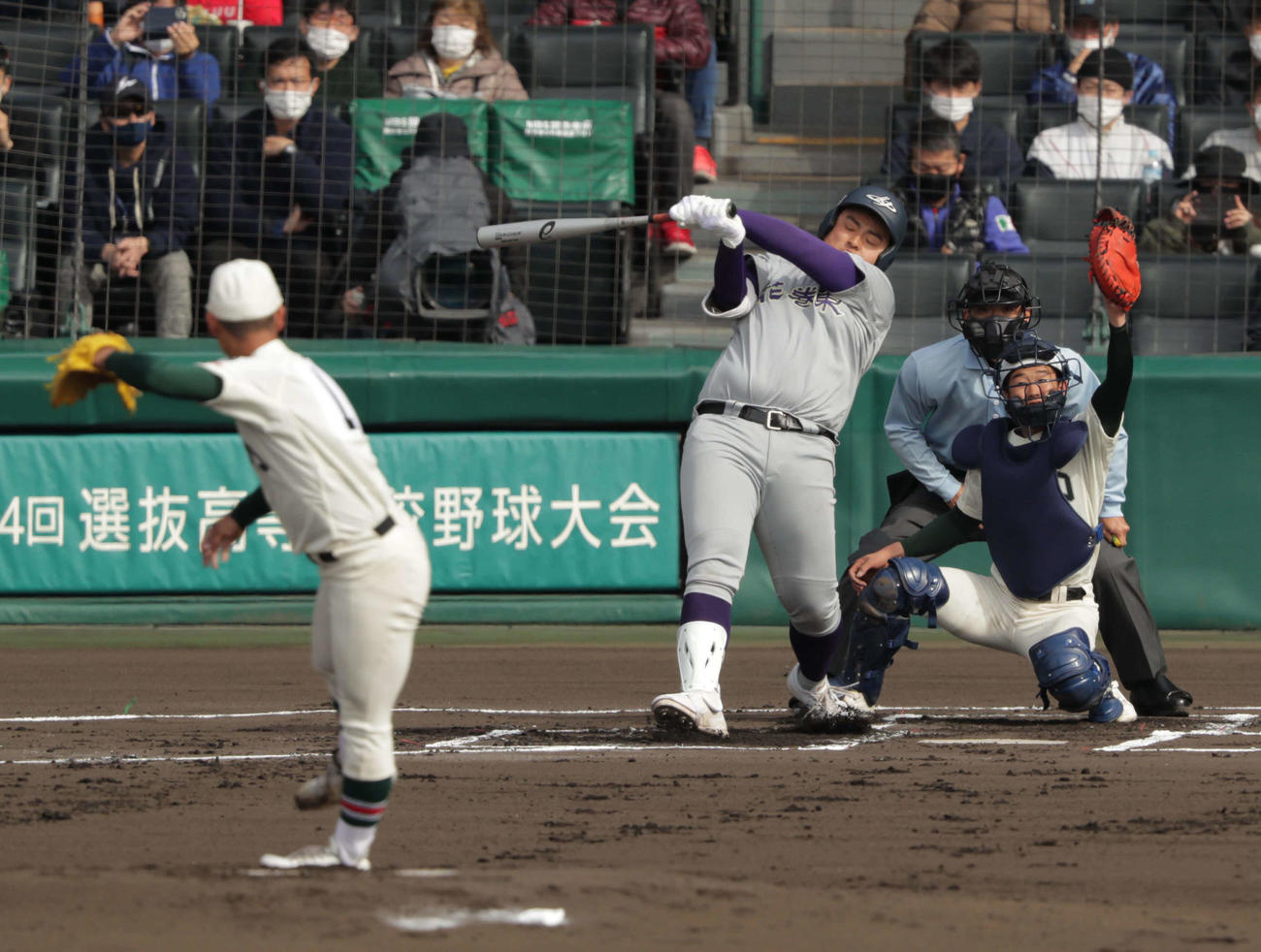 花巻東対市和歌山　1回表花巻東1死一、二塁、空振り三振を喫する佐々木麟
