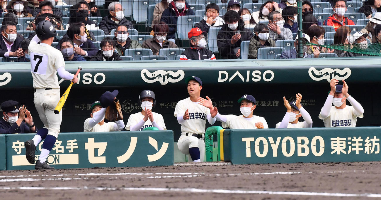 丹生対広島商　初回に3点を先制し喜ぶ広島商ナイン（撮影・和賀正仁）