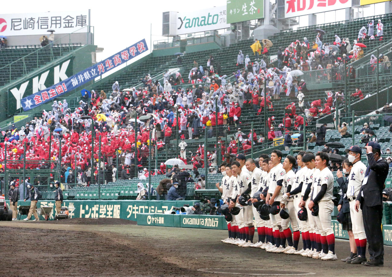 丹生対広島商　試合に敗れ、整列する丹生ナイン（撮影・上山淳一）