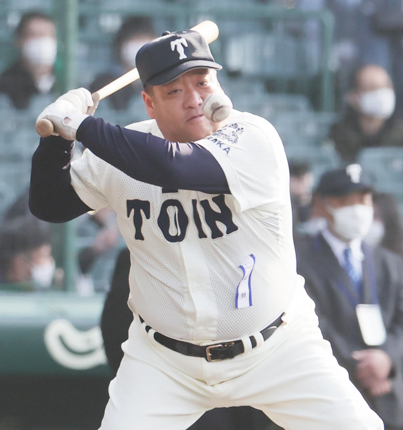 鳴門対大阪桐蔭　試合前にノックを行う大阪桐蔭・西谷監督（撮影・野上伸悟）