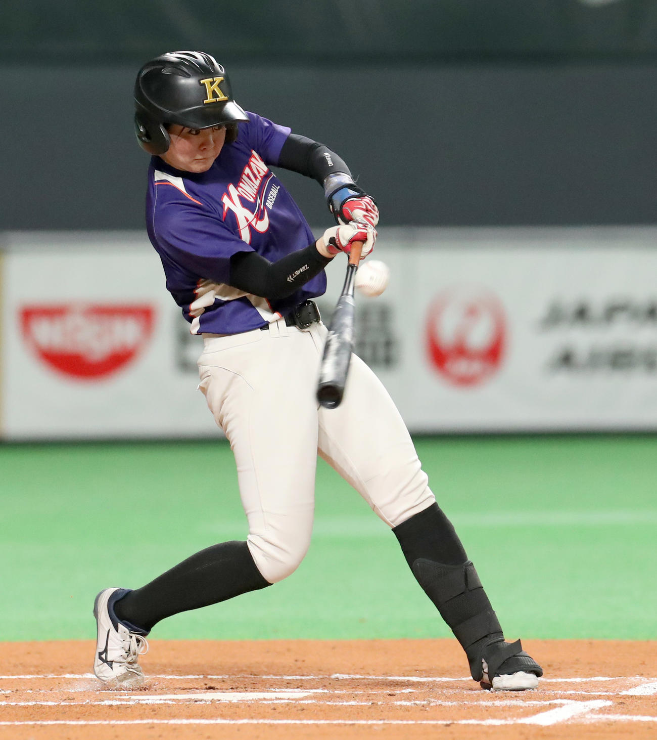 15日の練習試合で右翼線に強烈な打球を放つ駒大苫小牧の野呂（撮影・佐藤翔太）