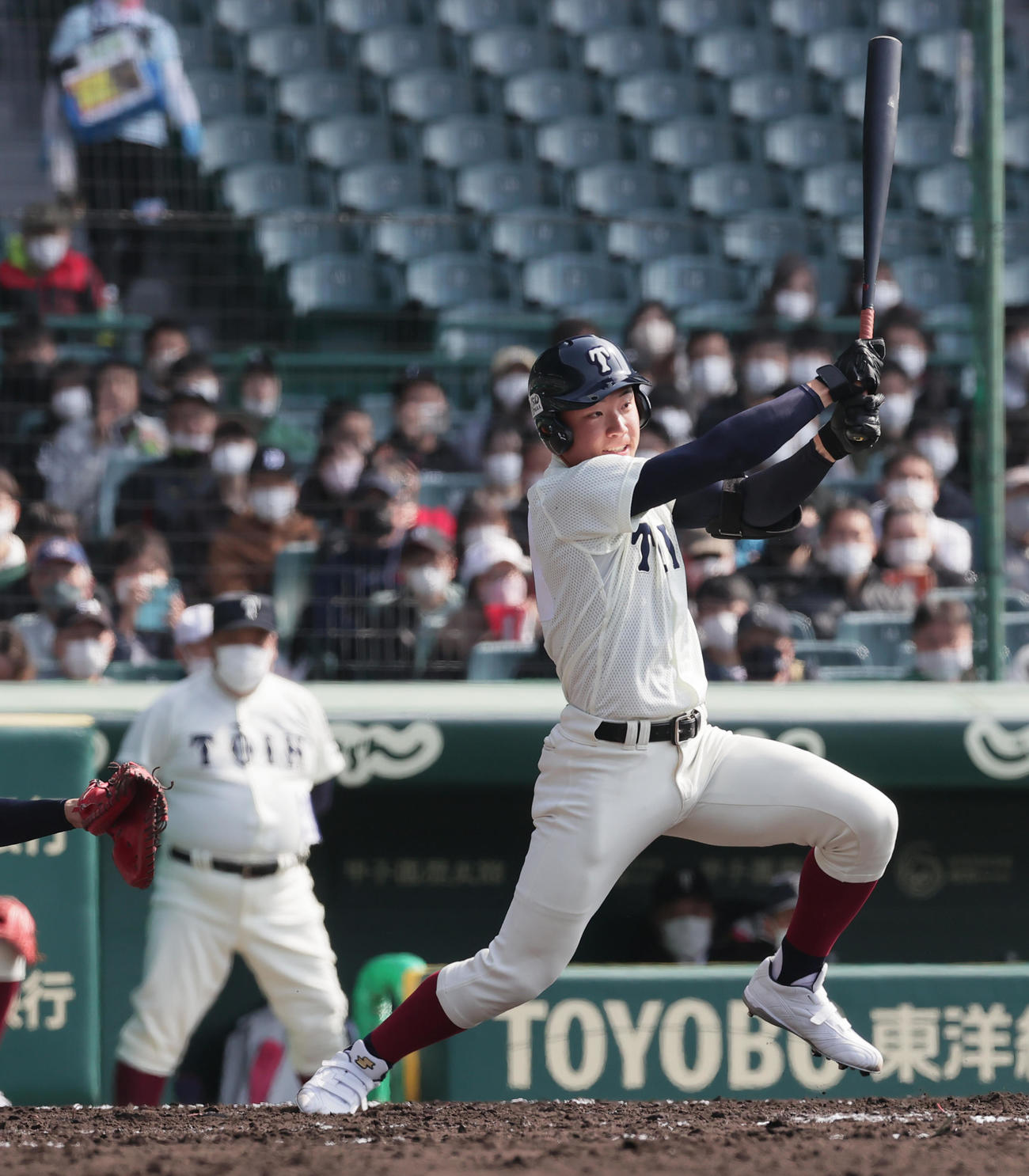 鳴戸対大阪桐蔭　3回裏大阪桐蔭2死一、二塁、右適時二塁打を放つ海老根（撮影・野上伸悟）