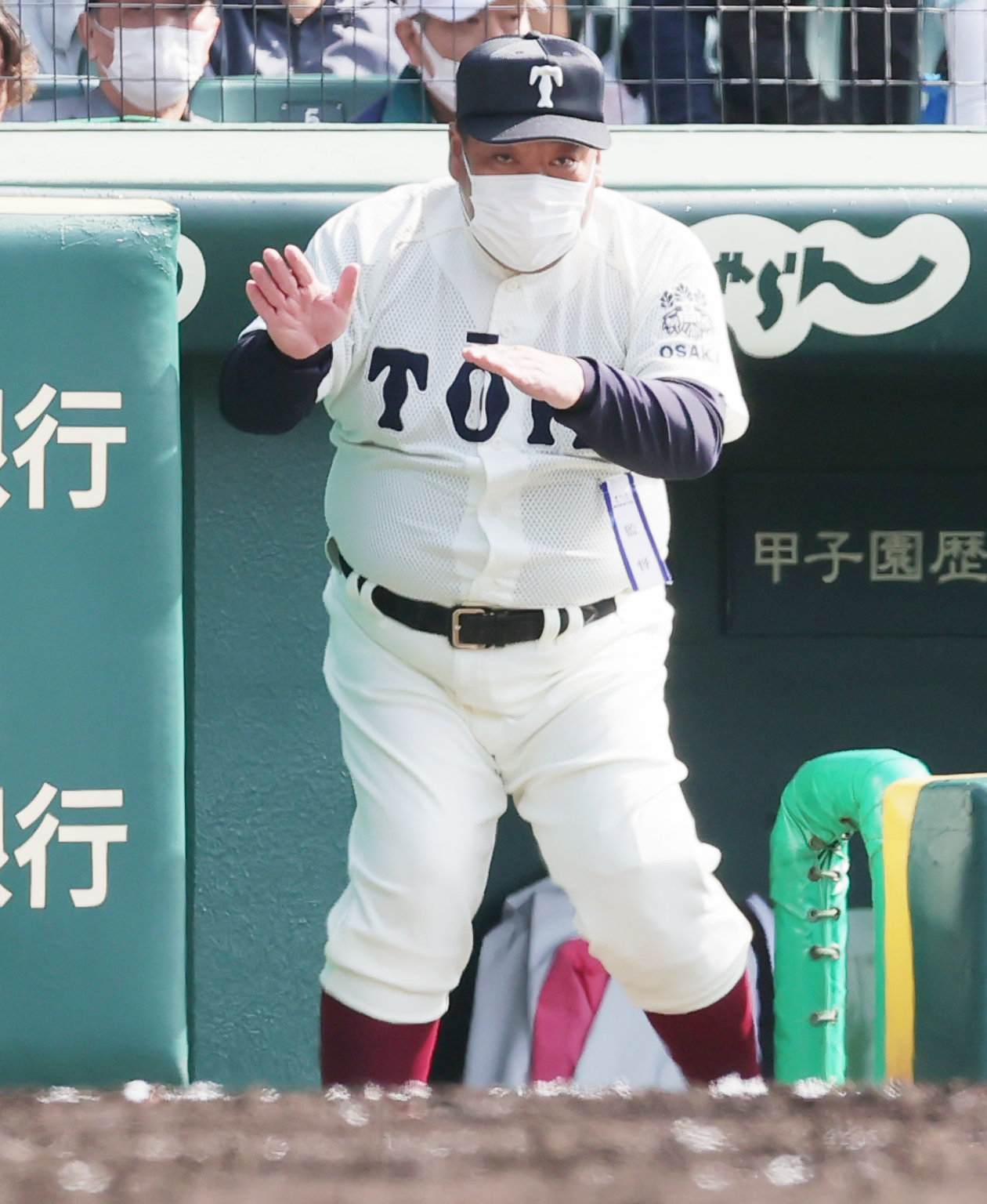 鳴門対大阪桐蔭　選手に指示を出す大阪桐蔭・西谷監督（撮影・野上伸悟）