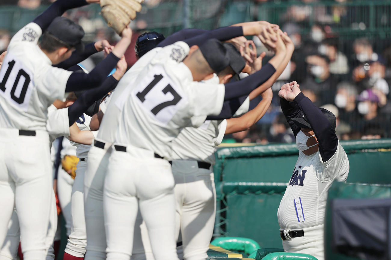 鳴門対大阪桐蔭　試合前、ナインと一緒にストレッチする大阪桐蔭・西谷監督（右）（撮影・前田充）