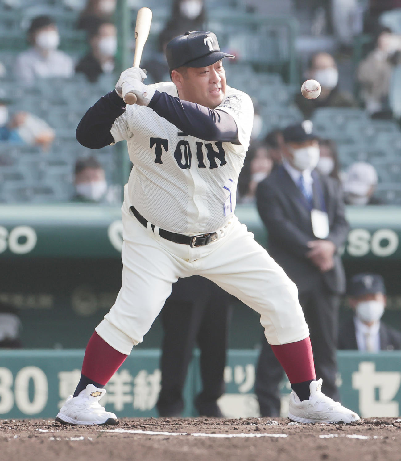 鳴門対大阪桐蔭　試合前にノックを行う大阪桐蔭・西谷監督（撮影・野上伸悟）