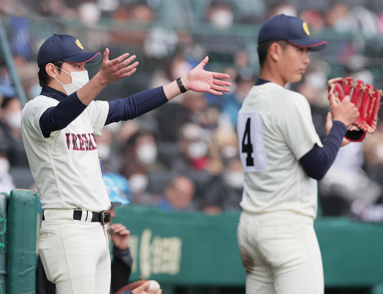 和歌山東対浦和学院　選手を迎える浦和学院・森監督（撮影・野上伸悟）