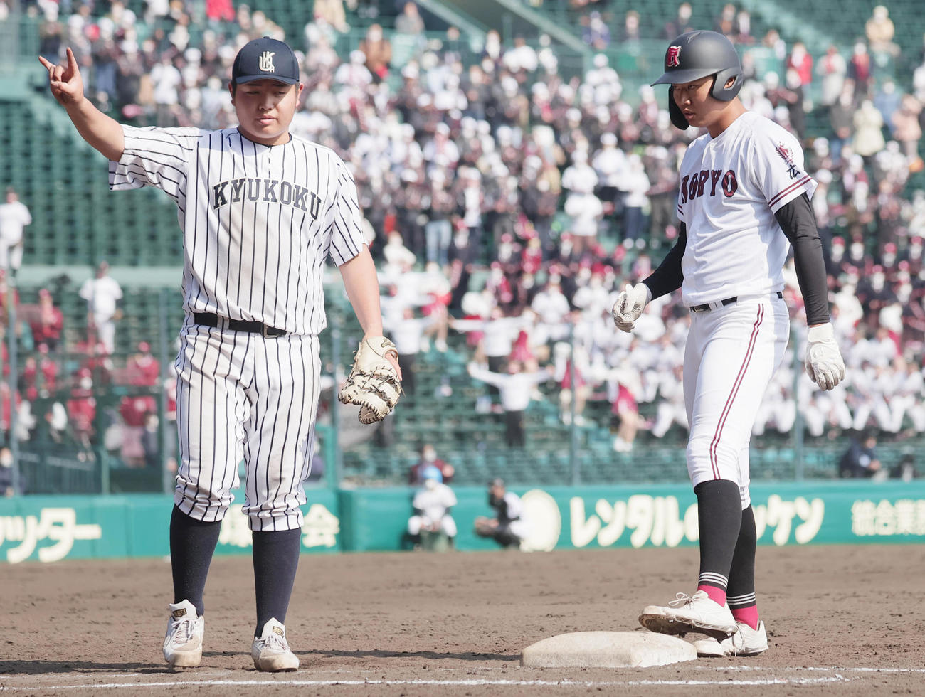 九州国際大付対広陵　4回裏広陵1死、四球で出塁した真鍋（右）と九州国際大付・佐倉（撮影・野上伸悟）