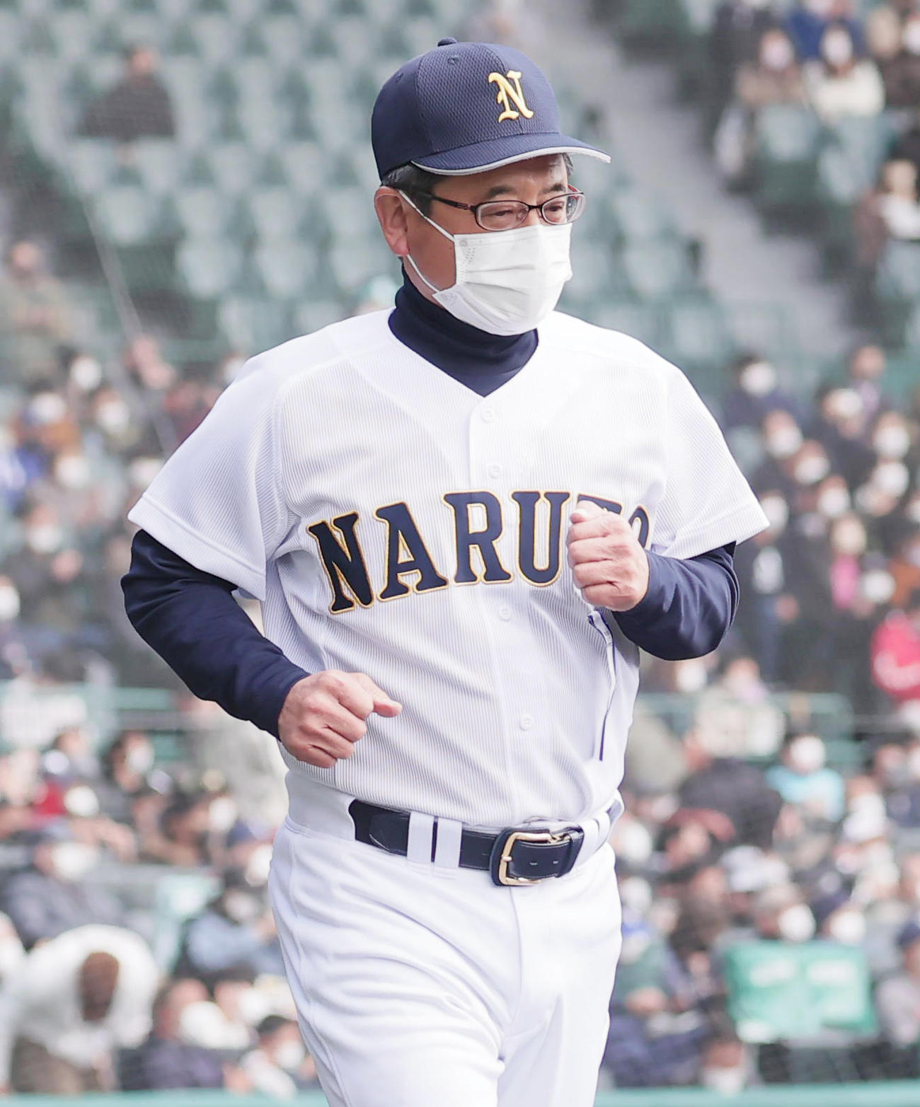鳴門対大阪桐蔭　応援席へのあいさつに向かう鳴門・森脇監督（撮影・野上伸悟）