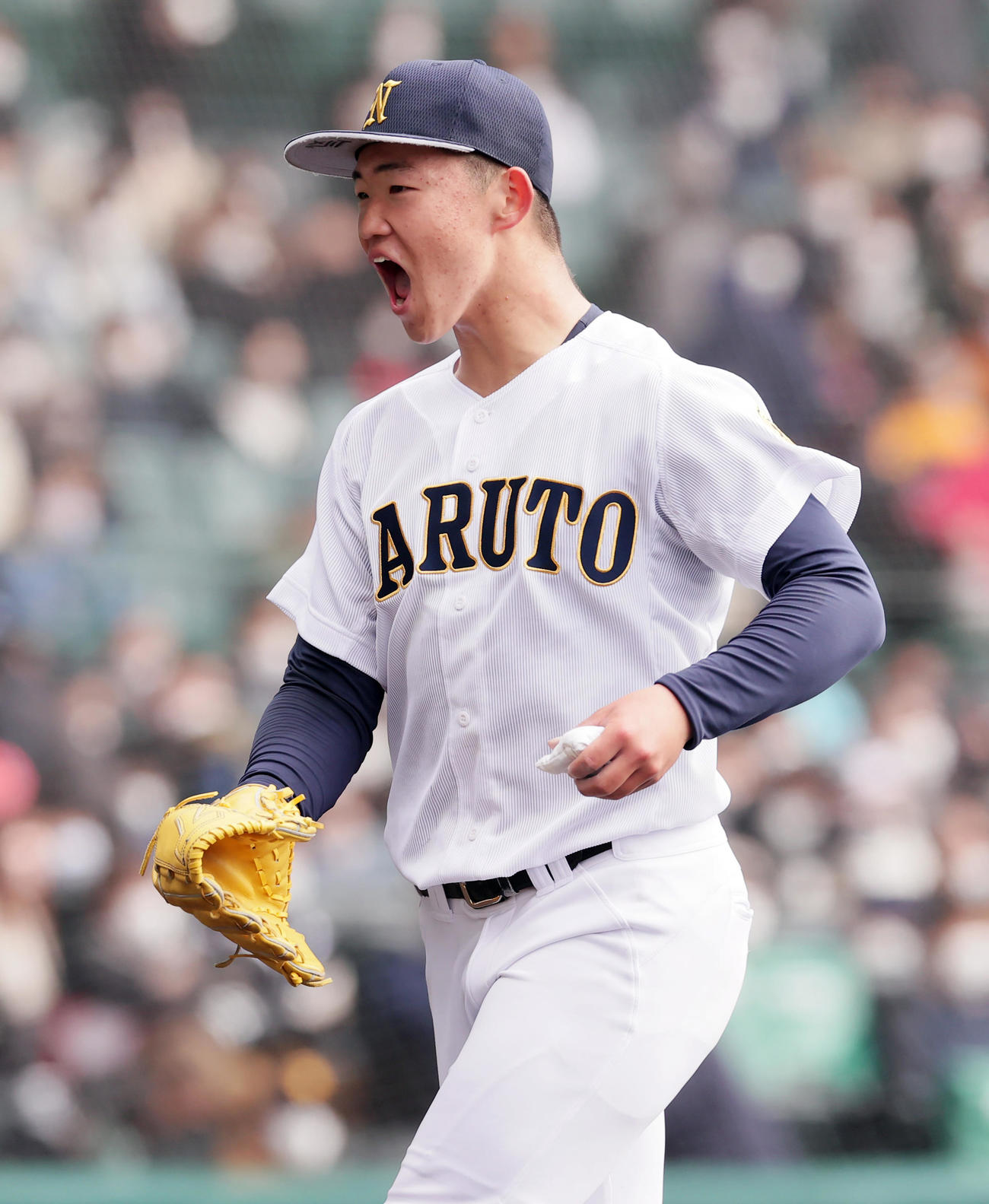 鳴門対大阪桐蔭　5回裏を抑え、ほえながらベンチに戻る鳴門・冨田（撮影・野上伸悟）